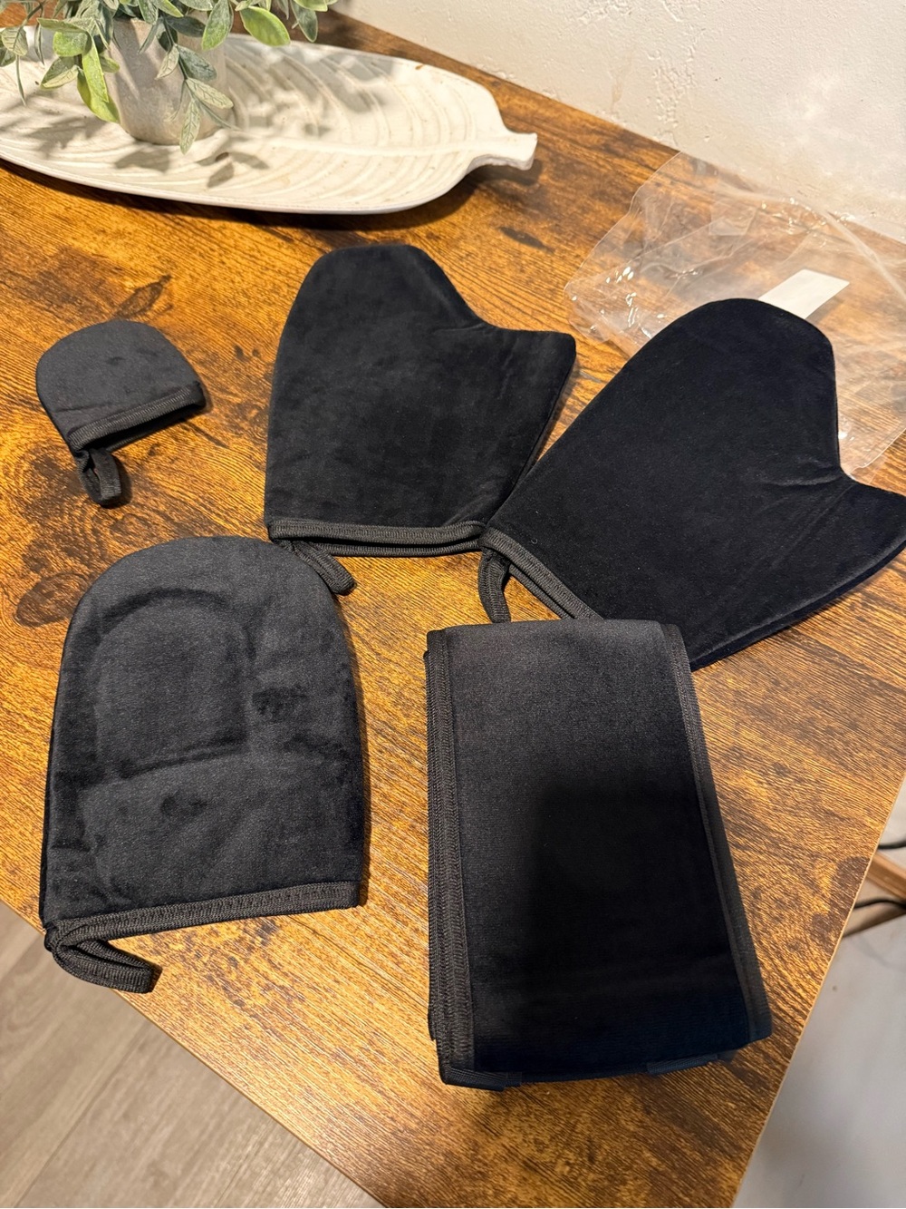 Black Velvet Self-Tanning Mitts and Applicators Set